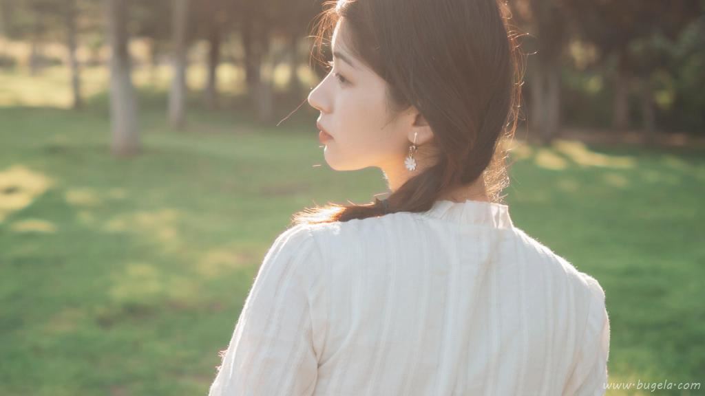出尘脱俗貌美的美女图片
