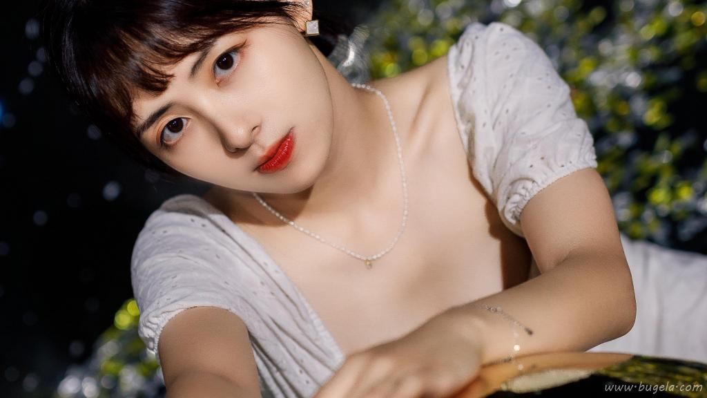倩丽的漂亮美女图片