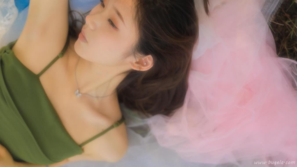 倩丽大方的漂亮美女图片