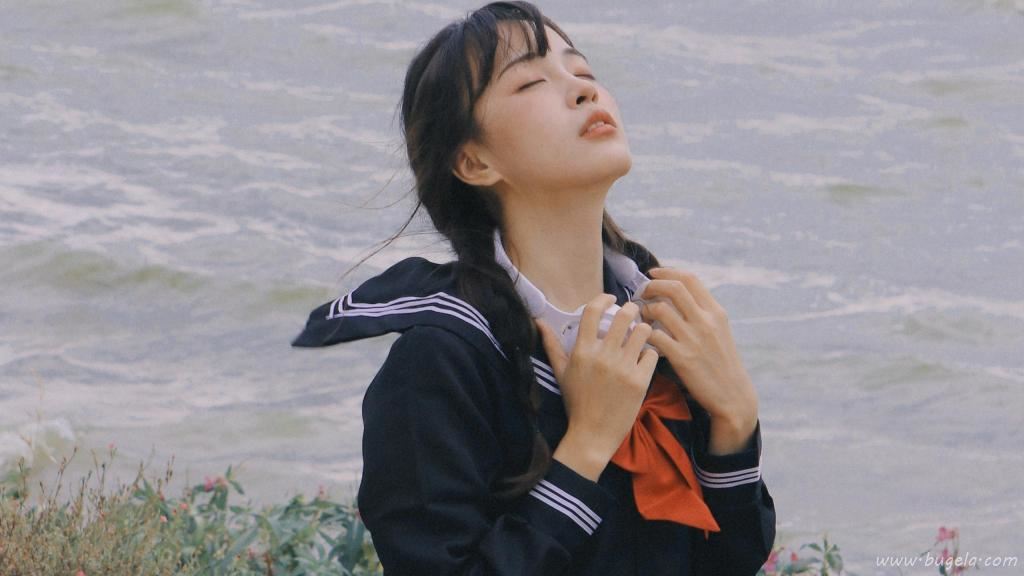 素丽文雅水手服美女图片