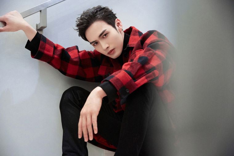 张彬彬红格子大衣时尚写真图片