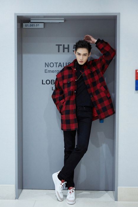张彬彬红格子大衣时尚写真图片