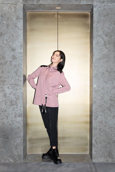 庄达菲粉色衬衫少女写真图片