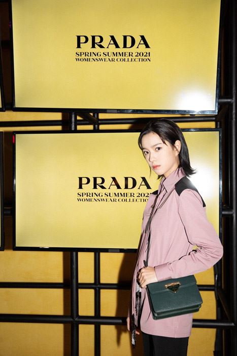 庄达菲粉色衬衫少女写真图片