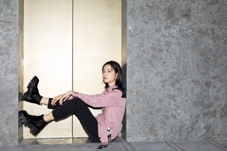 庄达菲粉色衬衫少女写真图片