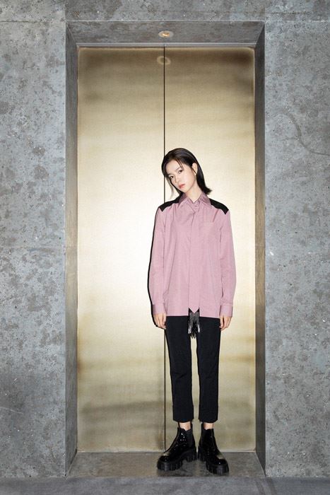 庄达菲粉色衬衫少女写真图片