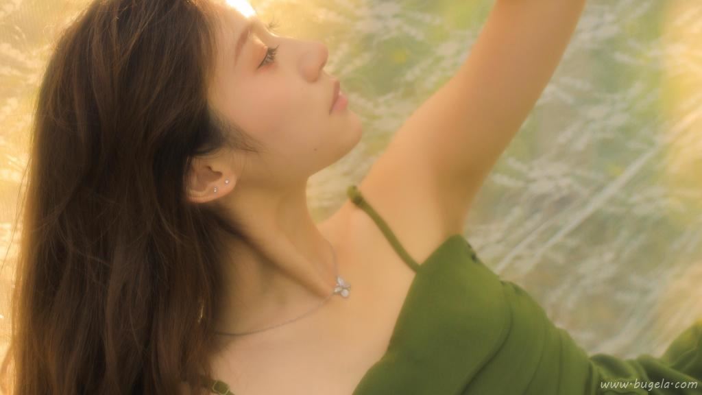 倩丽大方的漂亮美女图片