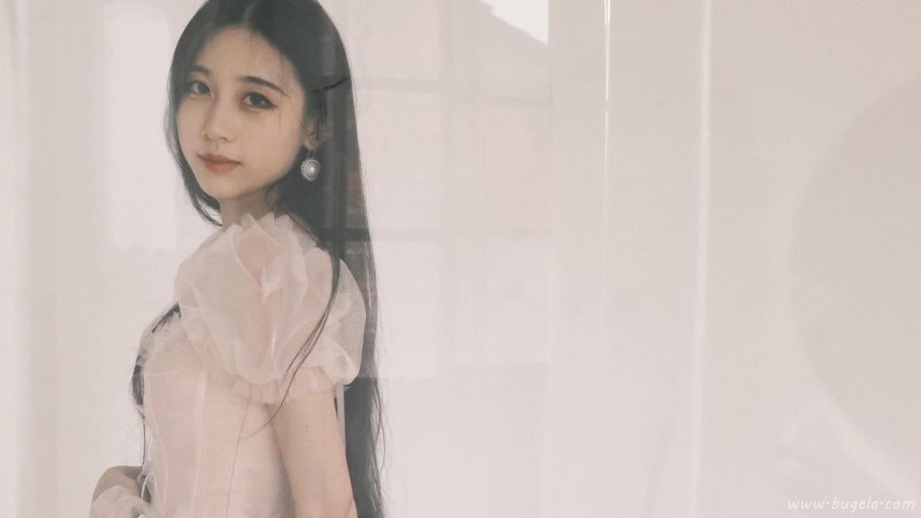 倩丽俊美的漂亮美女图片