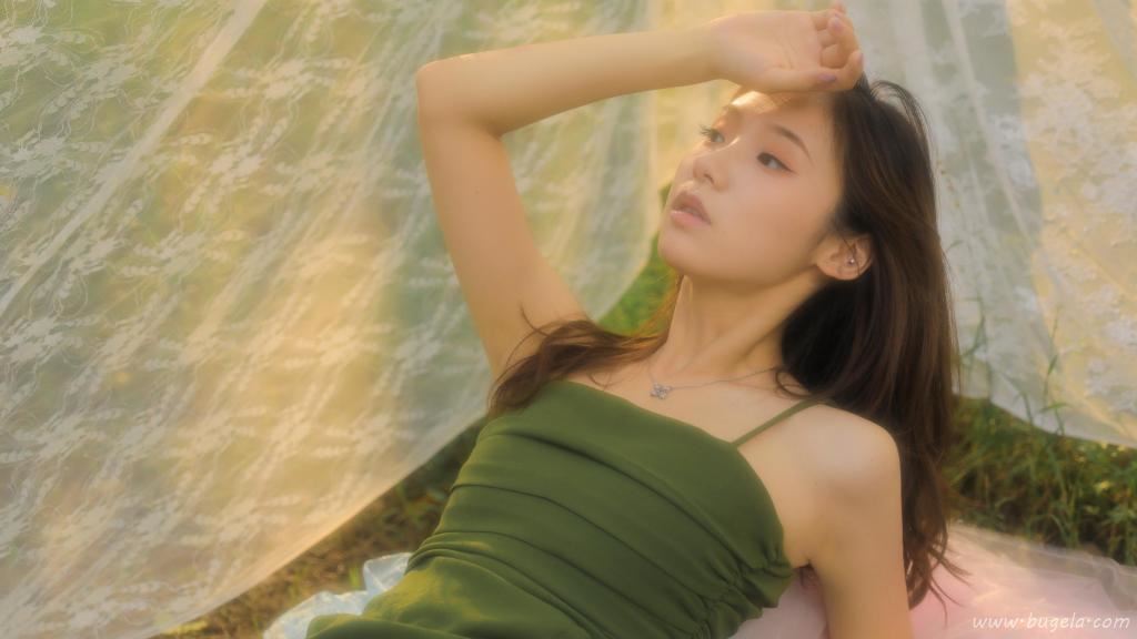 倩丽大方的漂亮美女图片