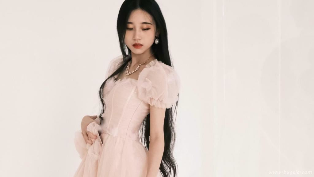 倩丽俊美的漂亮美女图片