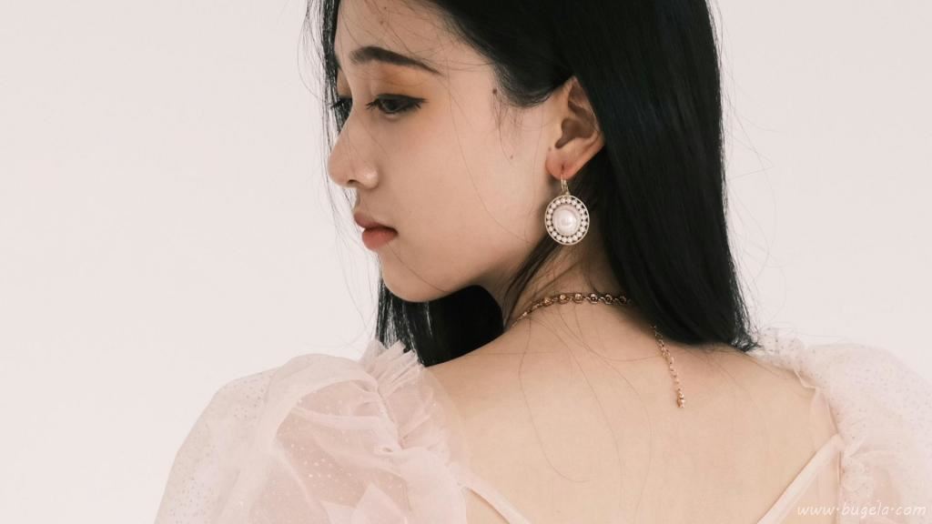 倩丽俊美的漂亮美女图片