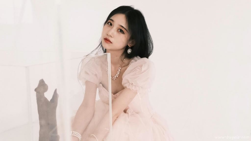 倩丽俊美的漂亮美女图片