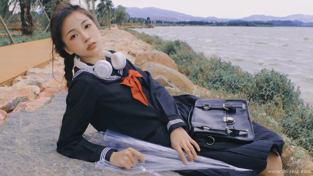 素丽文雅水手服美女图片
