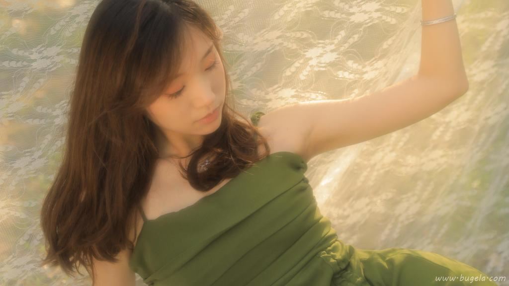 倩丽大方的漂亮美女图片