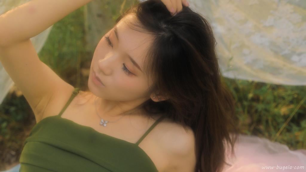 倩丽大方的漂亮美女图片