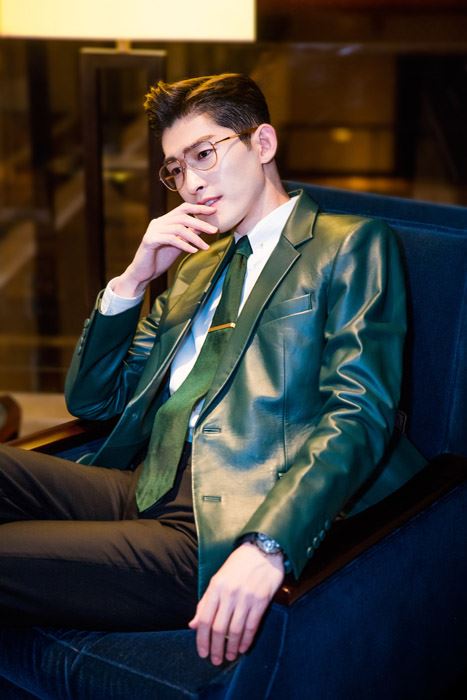 张翰墨绿色皮西服复古写真图片