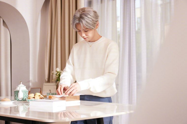 鹿晗粉色西装迷人写真图片