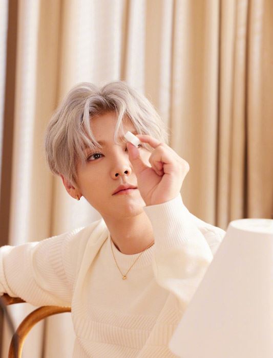 鹿晗粉色西装迷人写真图片