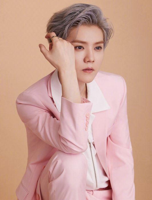 鹿晗粉色西装迷人写真图片