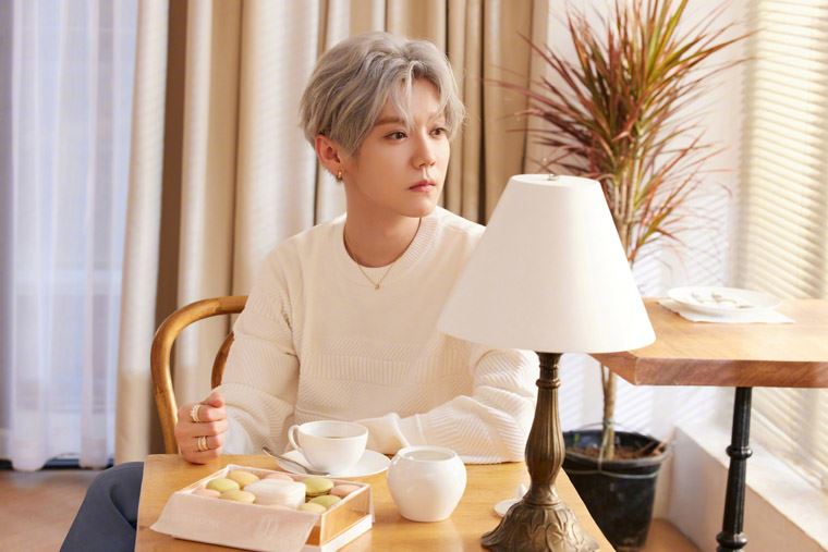 鹿晗粉色西装迷人写真图片