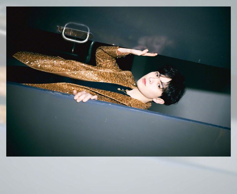 尤长靖楼梯间大片写真图片