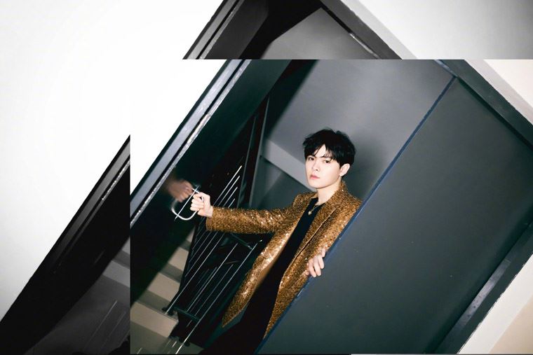 尤长靖楼梯间大片写真图片