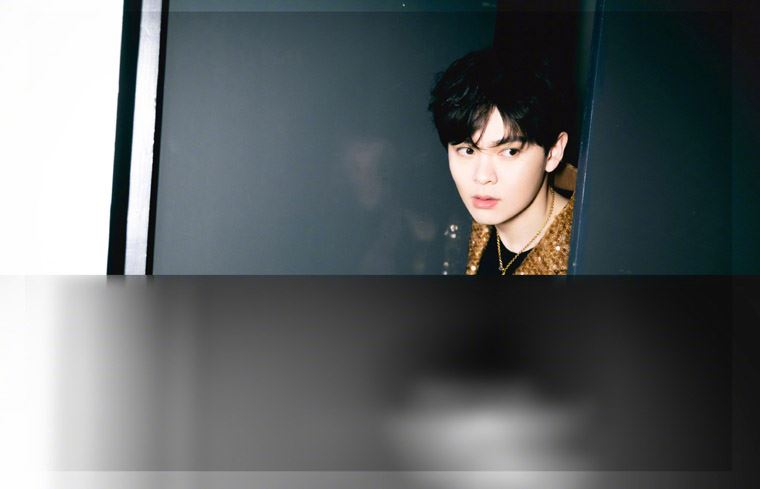 尤长靖楼梯间大片写真图片