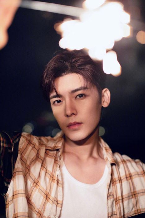 侯明昊生日烟花氛围写真图片