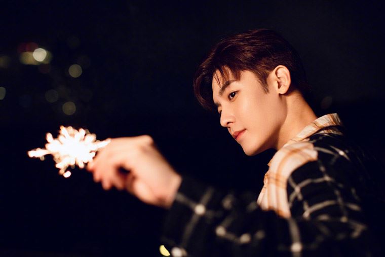 侯明昊生日烟花氛围写真图片