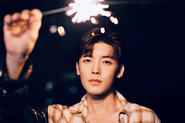 侯明昊生日烟花氛围写真图片