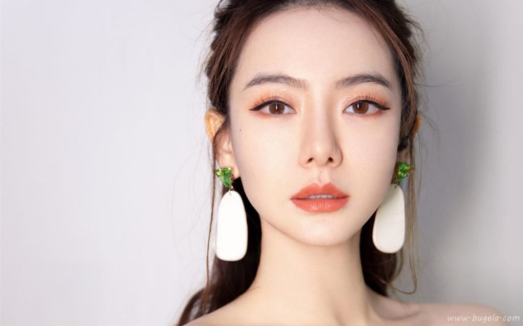 性感一字肩美女戚薇优雅气质写真图片