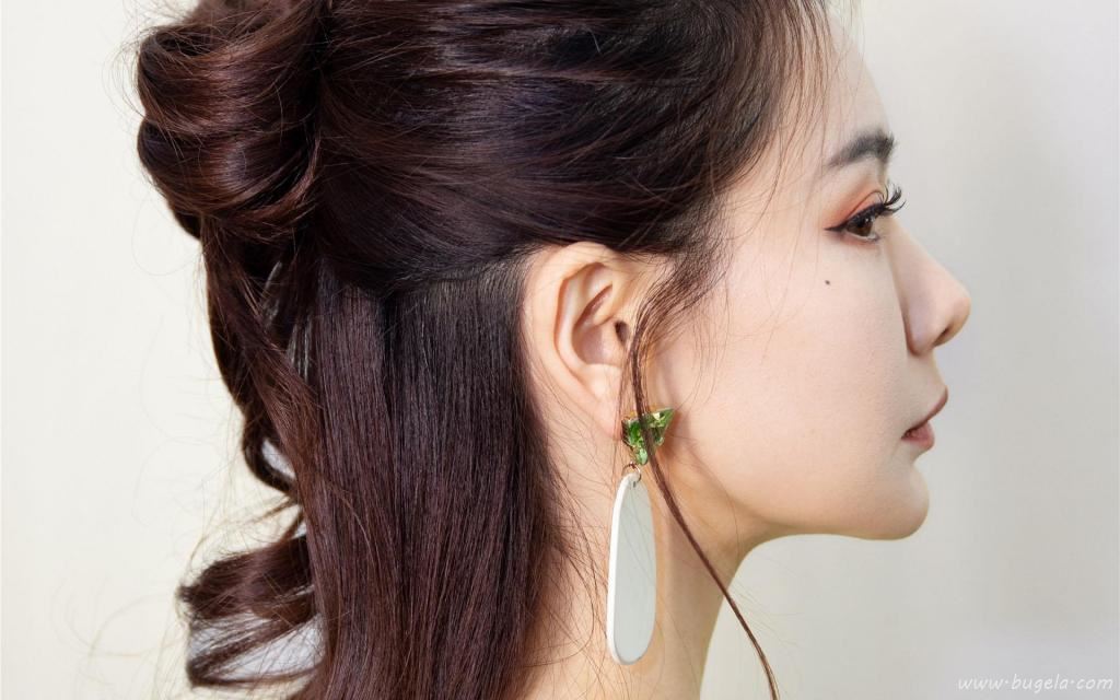 性感一字肩美女戚薇优雅气质写真图片