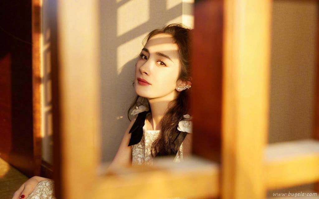 杨幂羽毛裙性感优雅迷人写真图片