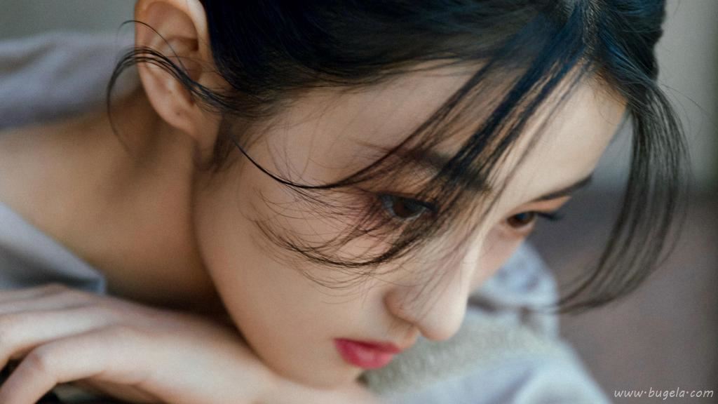 张子枫衬衫裙女人味十足写真图片