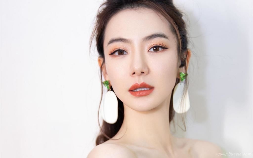 性感一字肩美女戚薇优雅气质写真图片