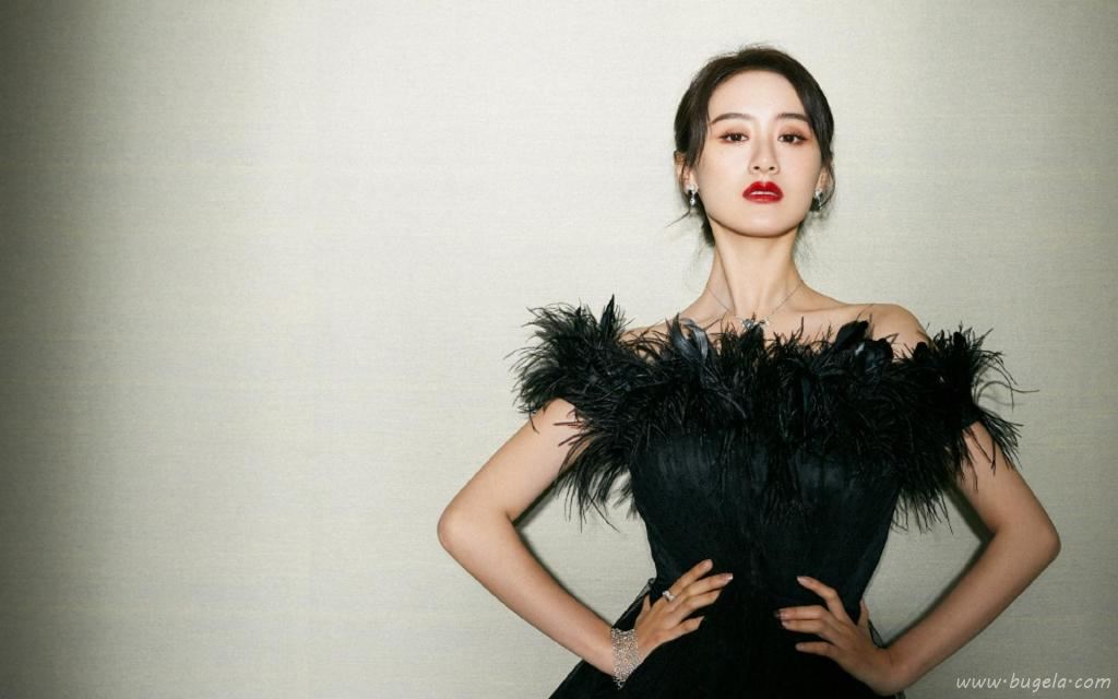 袁冰妍露肩黑羽裙性感写真图片