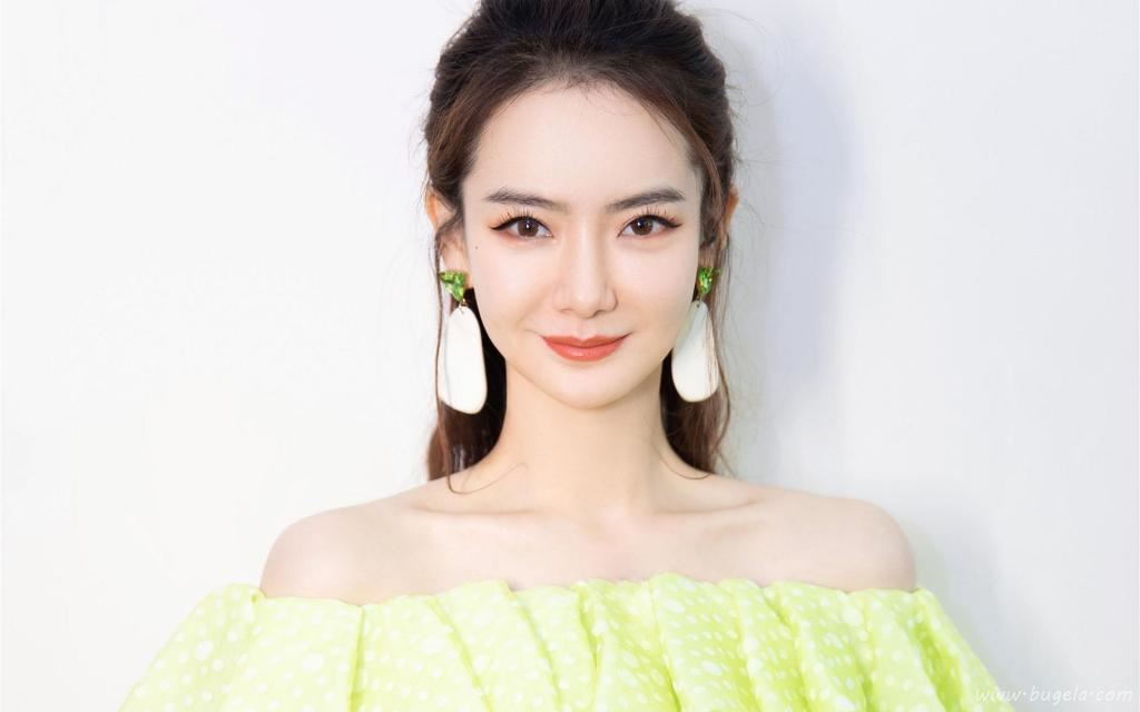 性感一字肩美女戚薇优雅气质写真图片