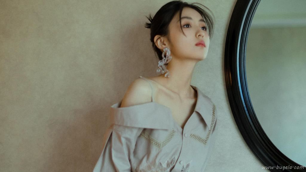 张子枫衬衫裙女人味十足写真图片