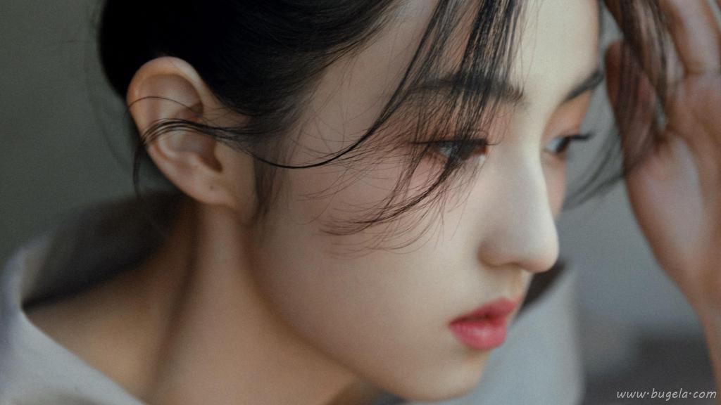 张子枫衬衫裙女人味十足写真图片
