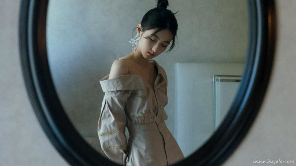 张子枫衬衫裙女人味十足写真图片