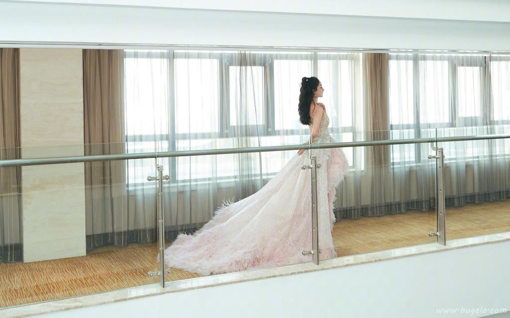 杨幂羽毛裙性感优雅迷人写真图片