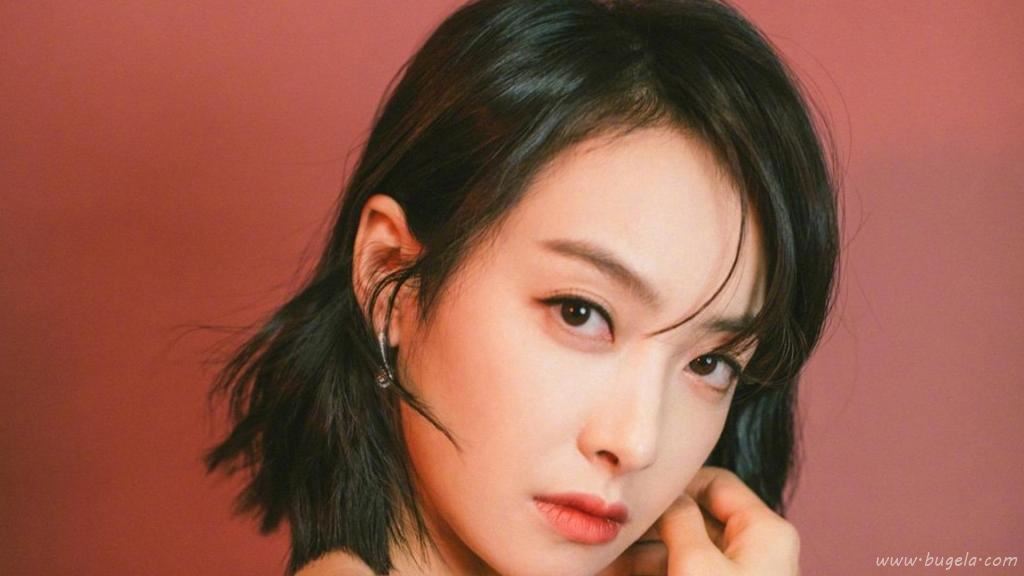 性感香肩女神宋茜干净白皙写真图片