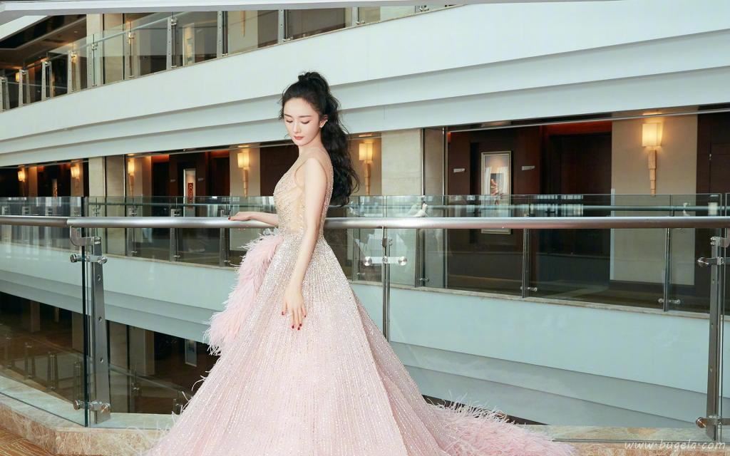杨幂羽毛裙性感优雅迷人写真图片