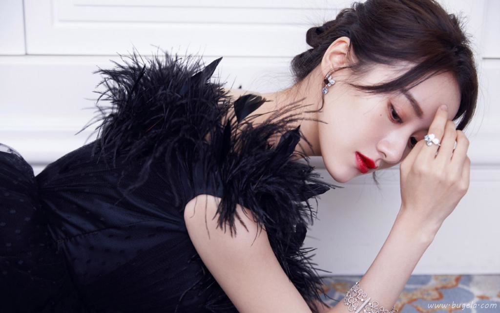 袁冰妍露肩黑羽裙性感写真图片