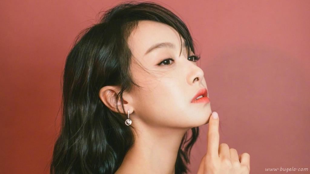 性感香肩女神宋茜干净白皙写真图片