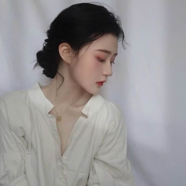 简单气质女生白色头像图片
