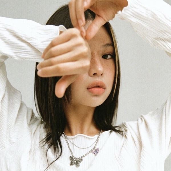 简单气质女生白色头像图片