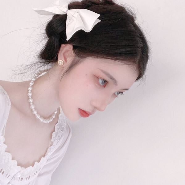 简单气质女生白色头像图片