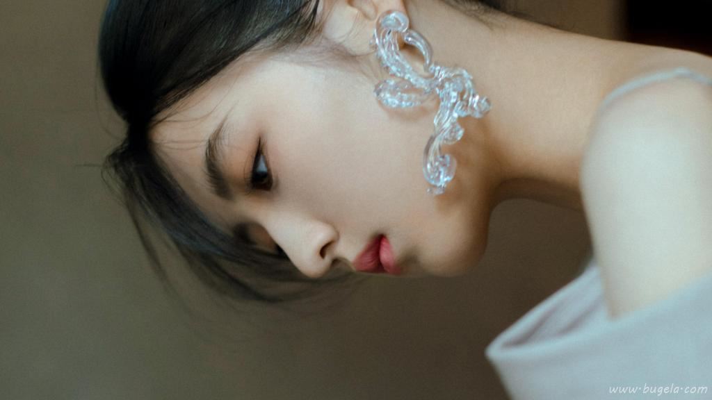 张子枫衬衫裙女人味十足写真图片