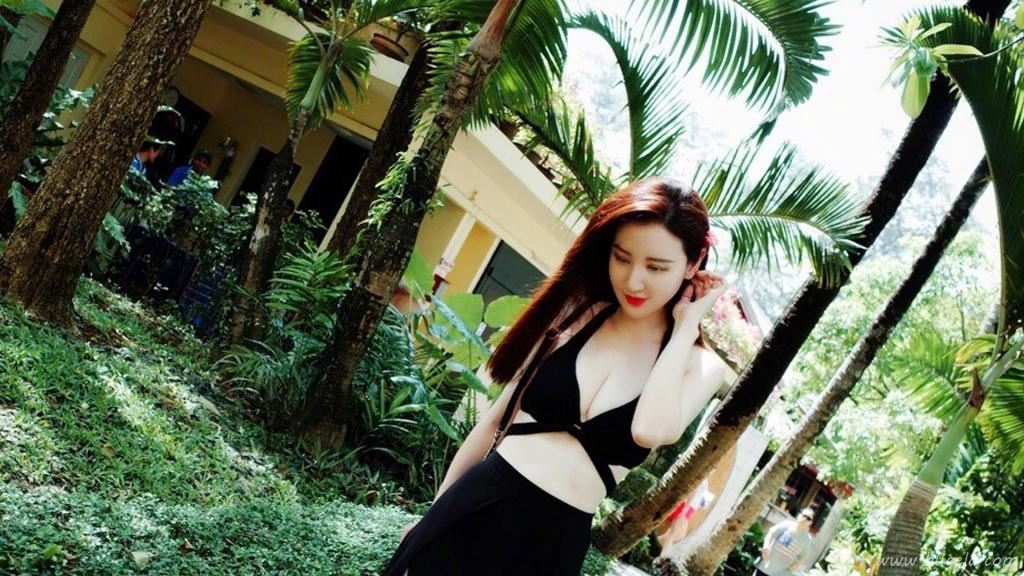 性感女神张萌绑带比基尼傲人身材写真图片